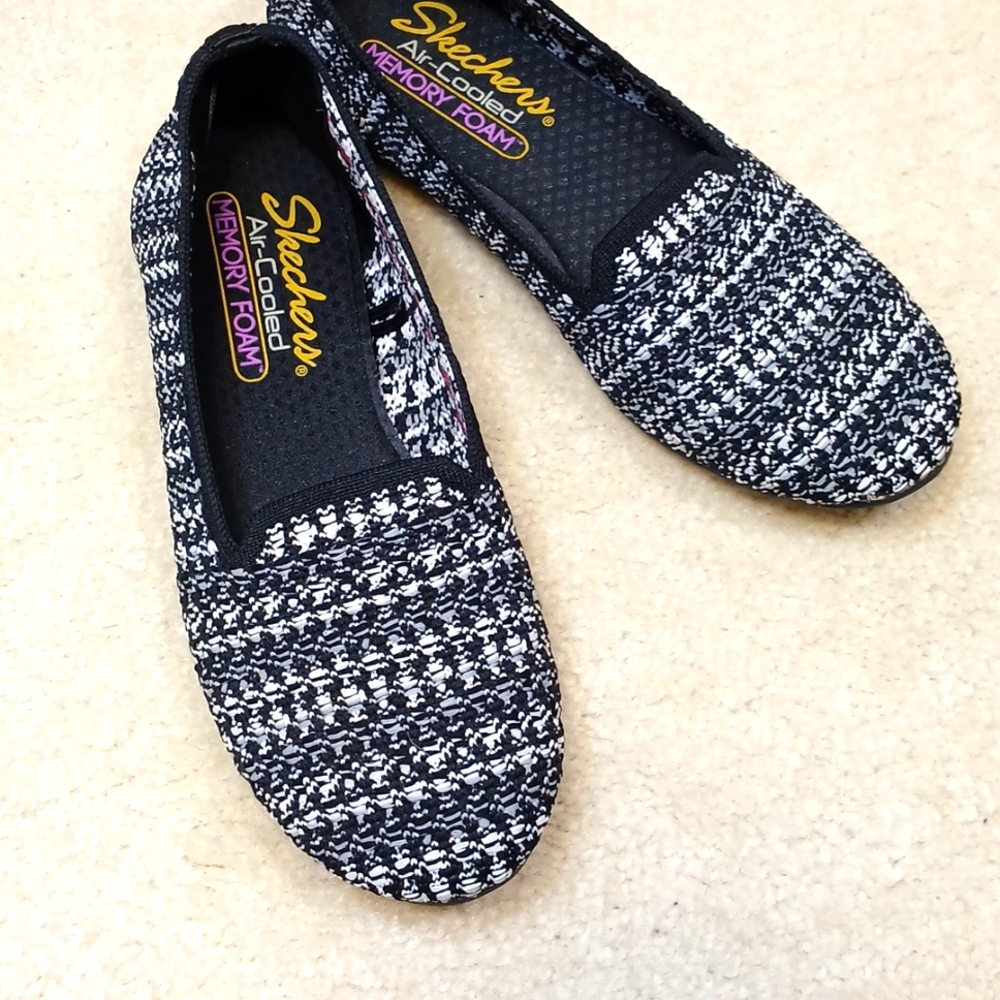 Sketchers women's black and gray stretch mesh loafers. Size 5.5